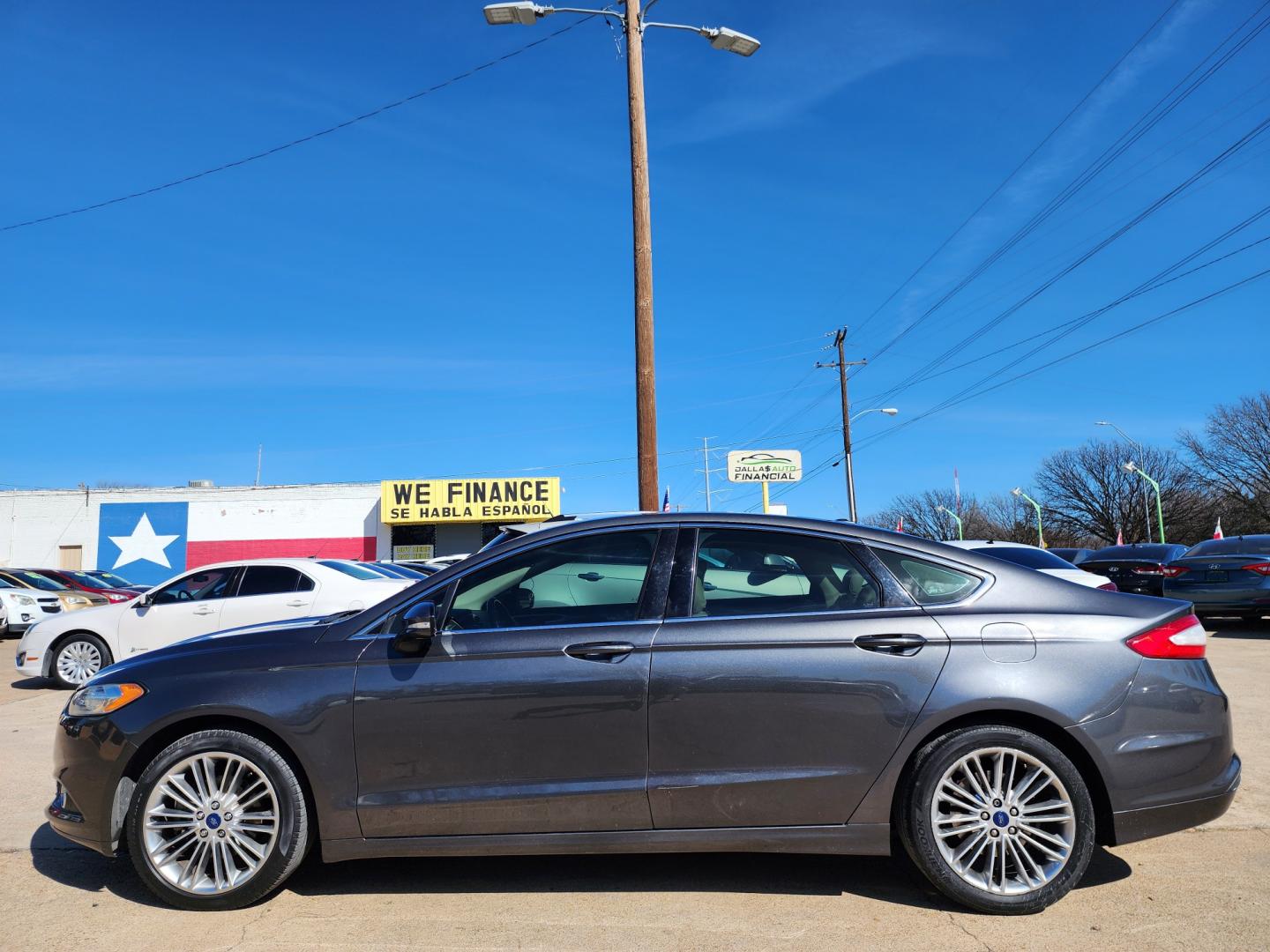 2015 GRAY /BEIGE Ford Fusion SE (3FA6P0HD4FR) with an 1.5L L4 DOHC 16V engine, AUTO transmission, located at 2660 S.Garland Avenue	, Garland, TX, 75041, (469) 298-3118, 32.885387, -96.656776 - CASH$$$$$$ FUSION! This is a Super Clean 2015 FORD FUSION SE! BACK UP CAMERA! BLUETOOTH! SYNC! XM SAT RADIO! SUPER CLEAN! MUST SEE! Come in for a test drive today. We are open from 10am-7pm Monday-Saturday. Call us with any questions at 469-202-7468, or email us DallasAutos4Less@gmail.com. - Photo#6